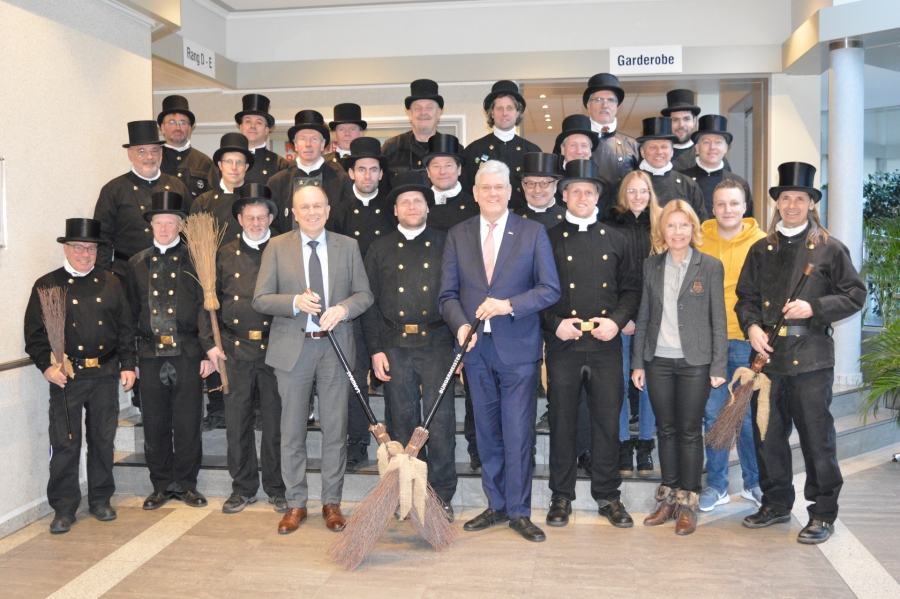 Traditionsbewusst wie eh und je – die Bezirksschornsteinfeger überbringen ihre Neujahrsgrüße erstmalig seit 2019 wieder persönlich – Landrat Christoph Rüther (erste Reihe, 4.v.l.), Bürgermeister Werner Peitz (erste Reihe, 6.v.l.), Ordnungsamtsleiterin der Stadt Delbrück, Brigitte Wecker-Brökelmann, und Lars Philipp Brockmeier von der Stadt Delbrück nehmen stellvertretend die Grüße entgegen. © Kreis Paderborn